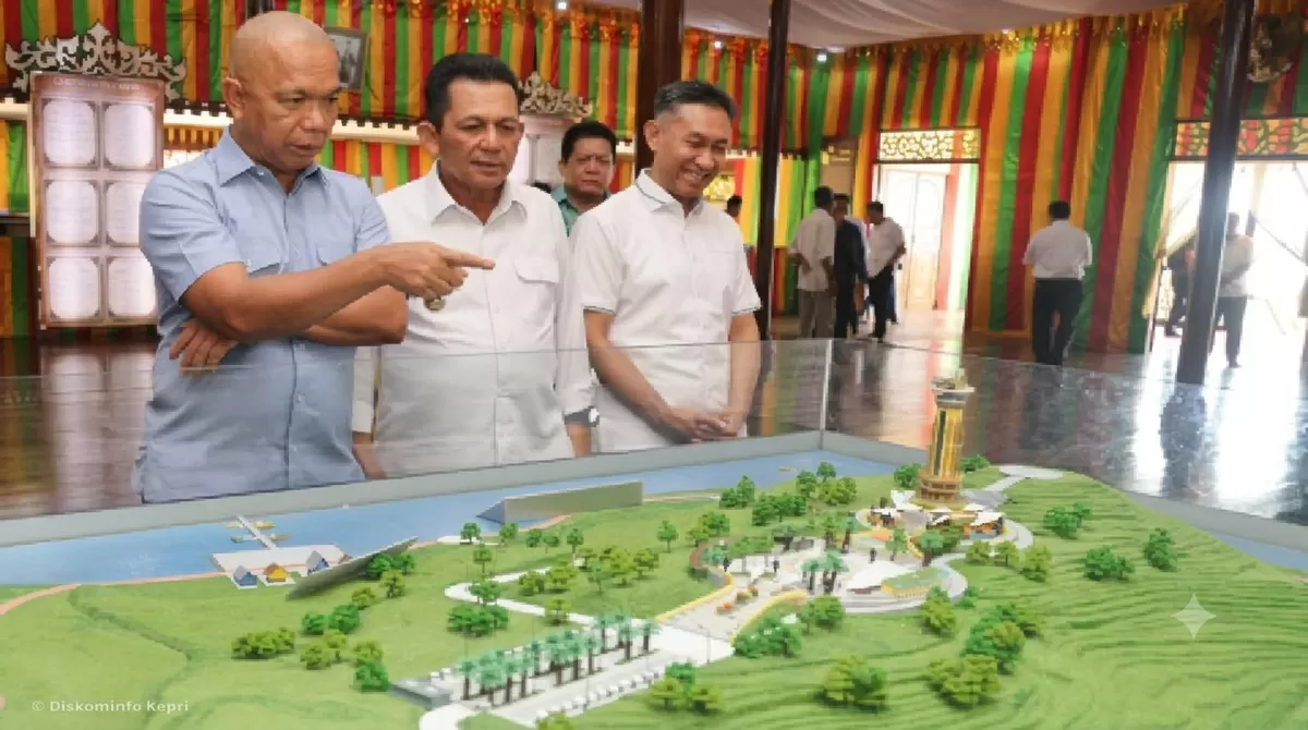 Gubernur Kepulauan Riau Ansar Ahmad mendampingi Jaksa Agung Muda Bidang Intelijen (JAM-Intel) Kejaksaan Agung RI Reda Manthovani dalam kunjungan kerja ke Pulau Penyengat,. (Humas Diskominfo Batam )