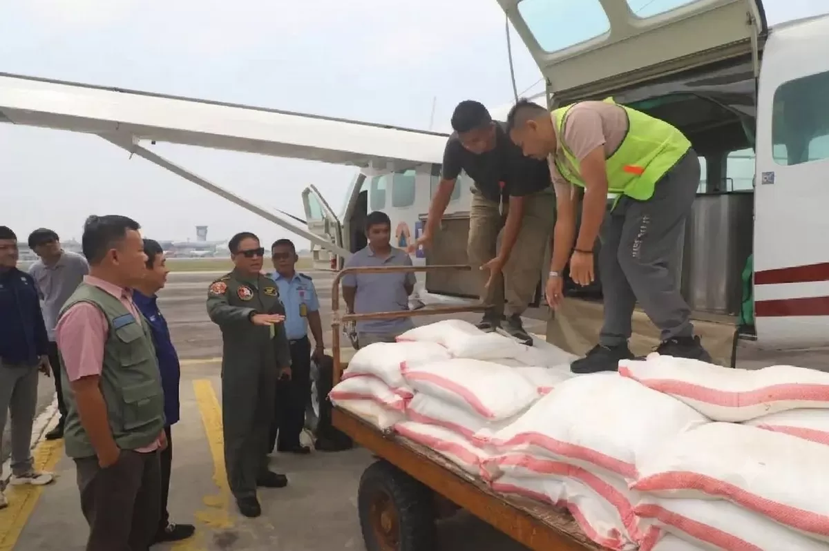 Tim Satgas Riau pantau persiapan tiga ton garam (NaCl) disemai ke langit Riau melalui tiga tahap penerbangan (sortie). (Humas NC Riau )