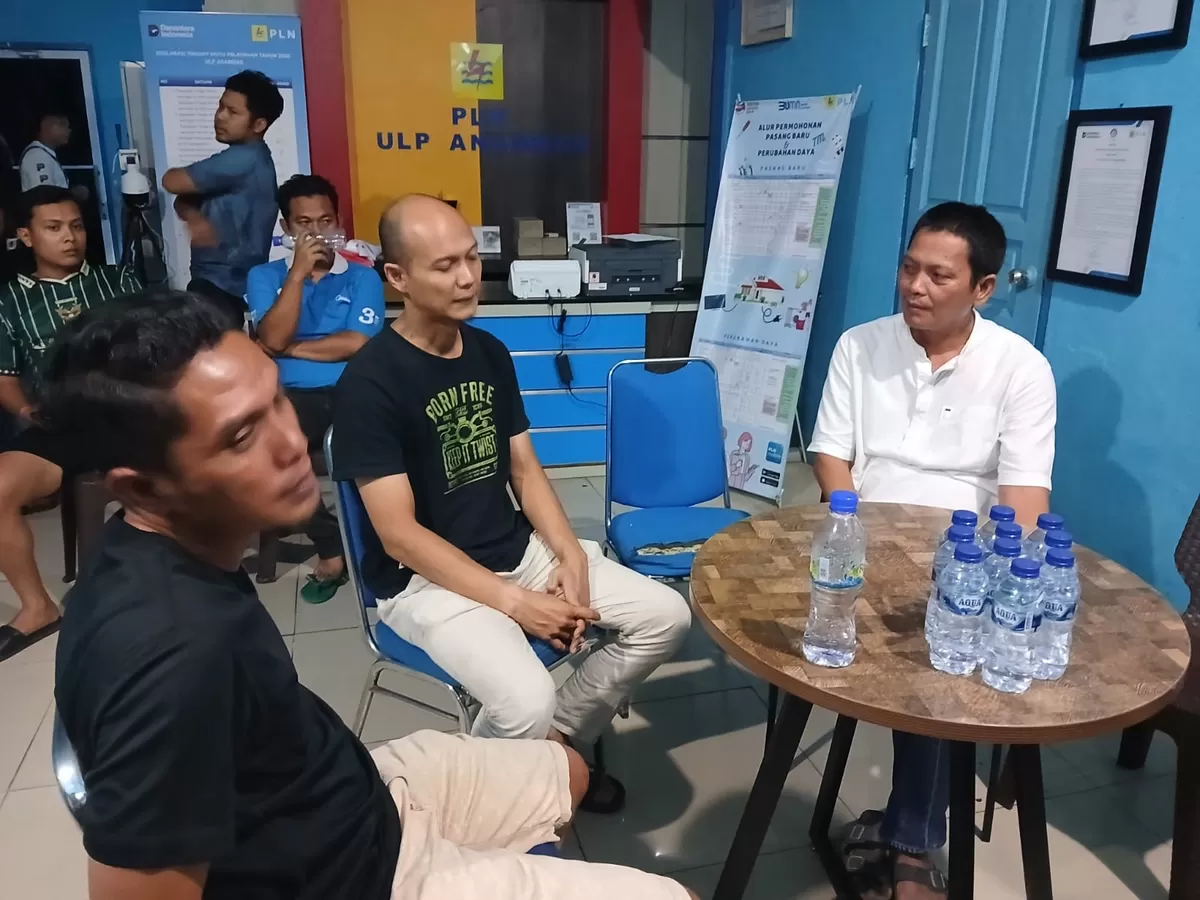 Wakil Bupati Anambas Raja Bayu Febri Gunadian Menyambangi Kondisi ULP PLN Anambas, Selasa, 25 Agustus 2026, malam. (Ropi Kahardi )