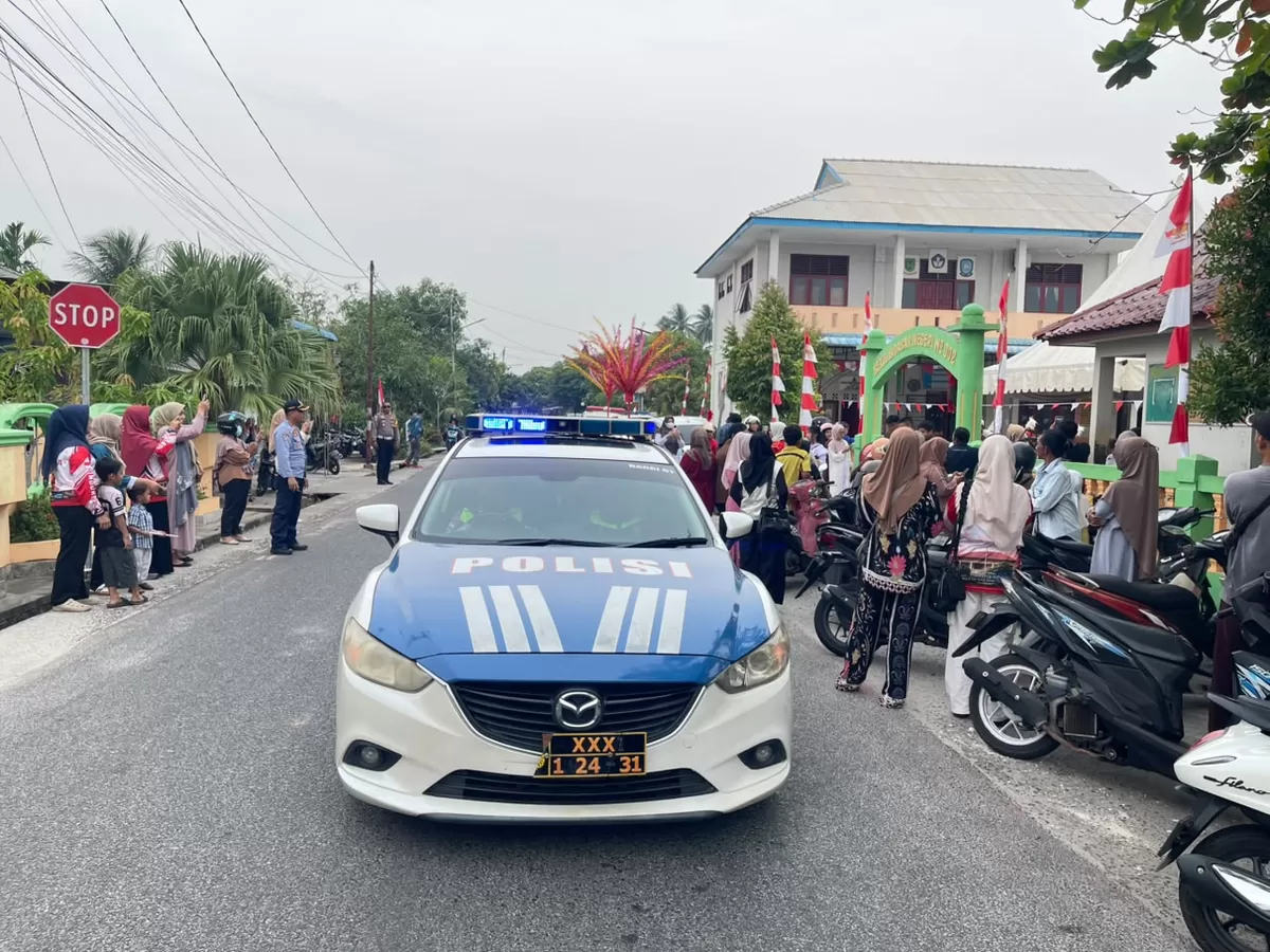 Antusiasme peserta yang melintasi jalan raya, personel Satlantas Polres Natuna cekatan bersiaga di setiap sudut rute. (Humas Polres Natuna )