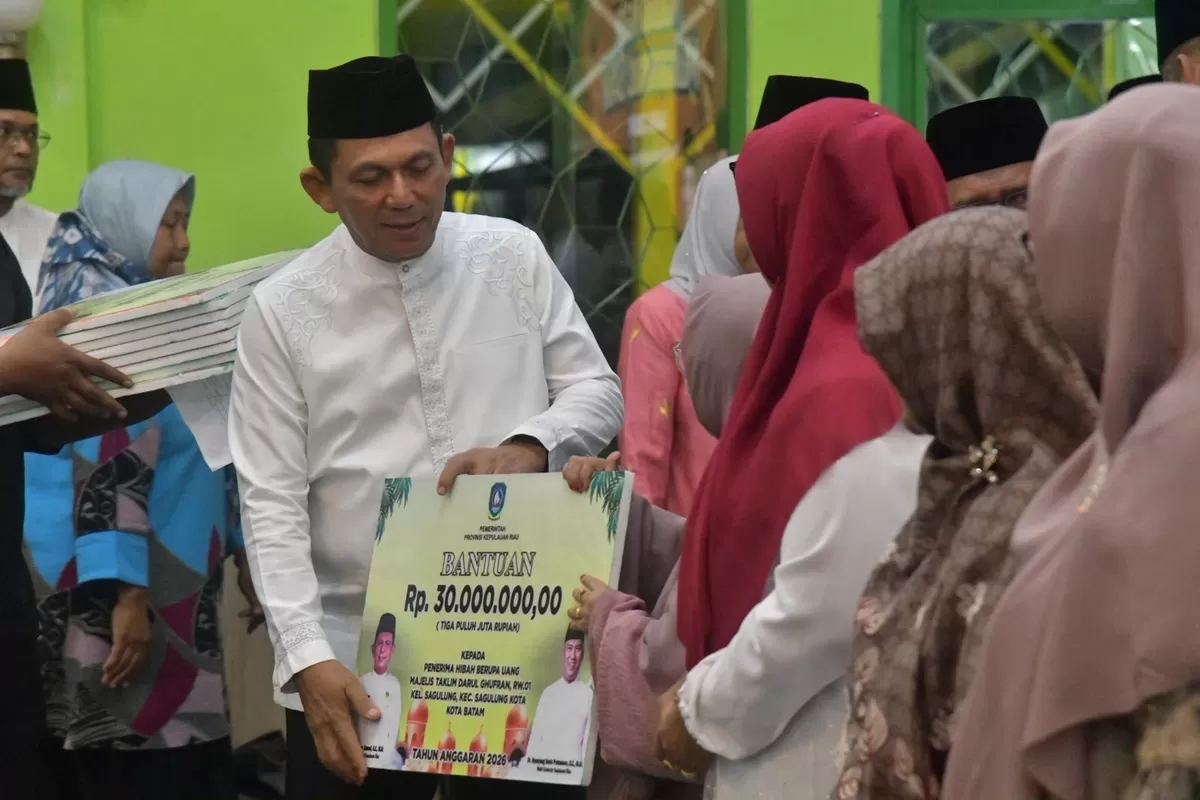 Gubernur Kepri Ansar Ahmad menyerahkan bantuan kepada Majelis Taklim Masjid Darul Gufron, Kota Batam disela-sela kegiatan peringatan Maulid Nabi Muhammad SAW. (Foto:Diskominfo Kepri)