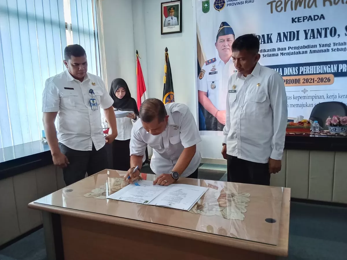 Penandatanganan berita acara serah terima jabatan antara Pelaksana Tugas (Plt) Kepala Dishub Riau, drg. Sri Sadono Mulyanto, dan pejabat sebelumnya, Andi Yanto, Rabu 26 Agustus 2026. (Humas MC Riau)