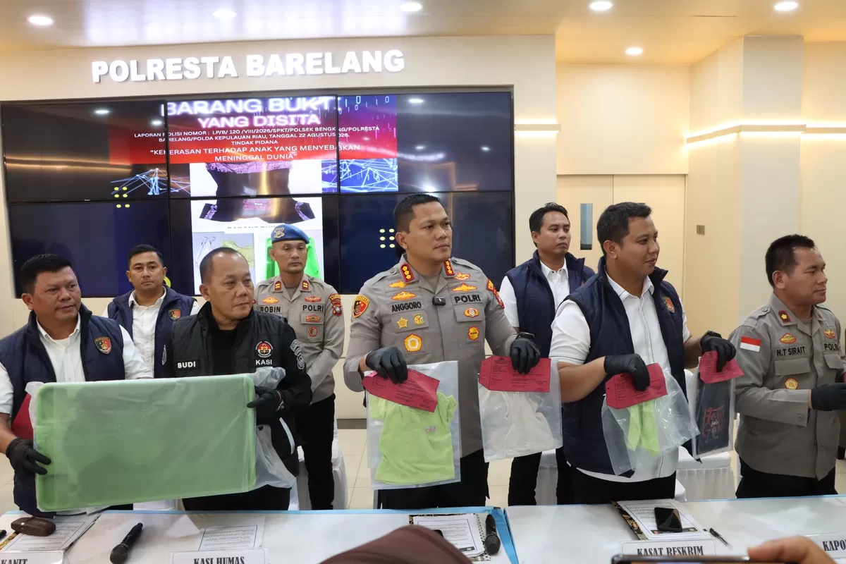 Kapolresta Barelang Kombes Pol. Anggoro Wicaksono, S.H., S.I.K., M.H., pimpin Konferensi pers pengungkapan tindak pidana kekerasan terhadap anak yang mengakibatkan korban meninggal dunia, Rabu 26 Agustus 2026. (Humas Polda Kepri )