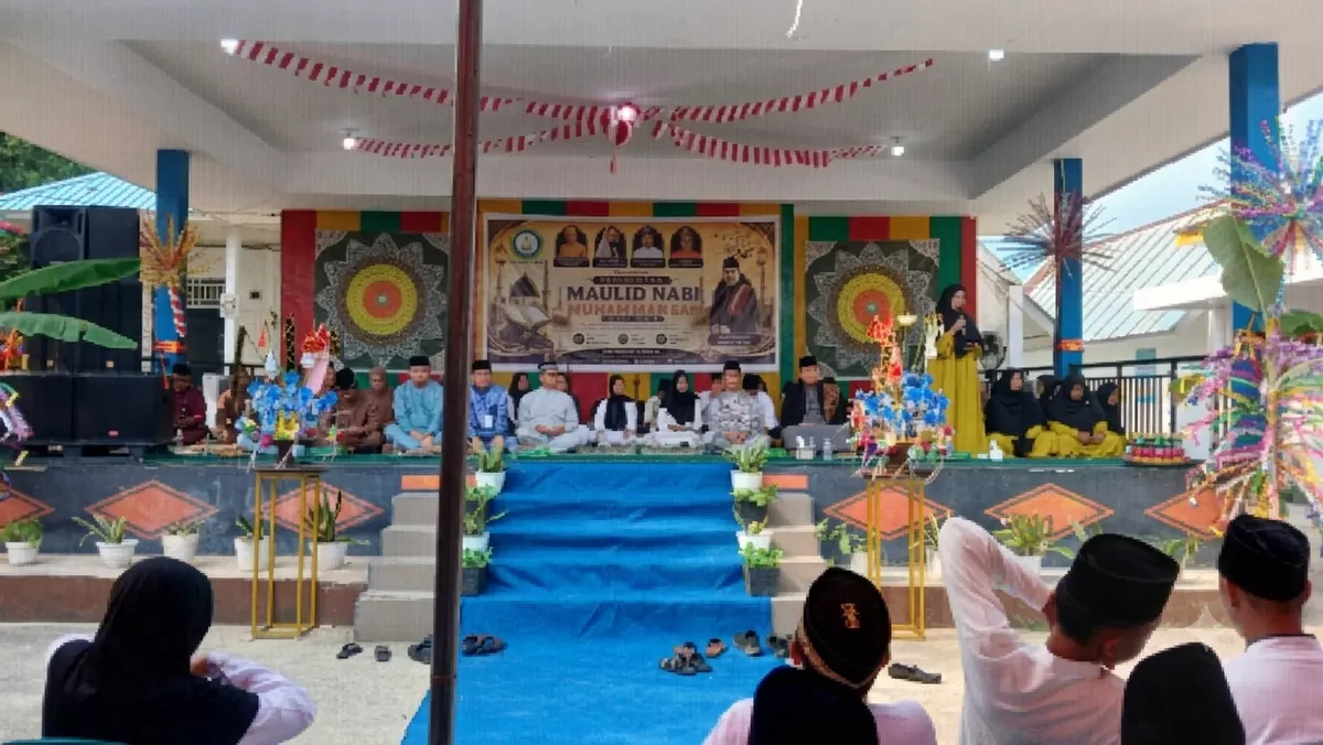 Kepala SMPN 12 Batam Dra. Nurmi, berikan kata sambutan kepada tamu yang hadir pada acara Maulid Nabi Muhammad SAW 1448 H / 2026 M. (Muhammad Kamil)