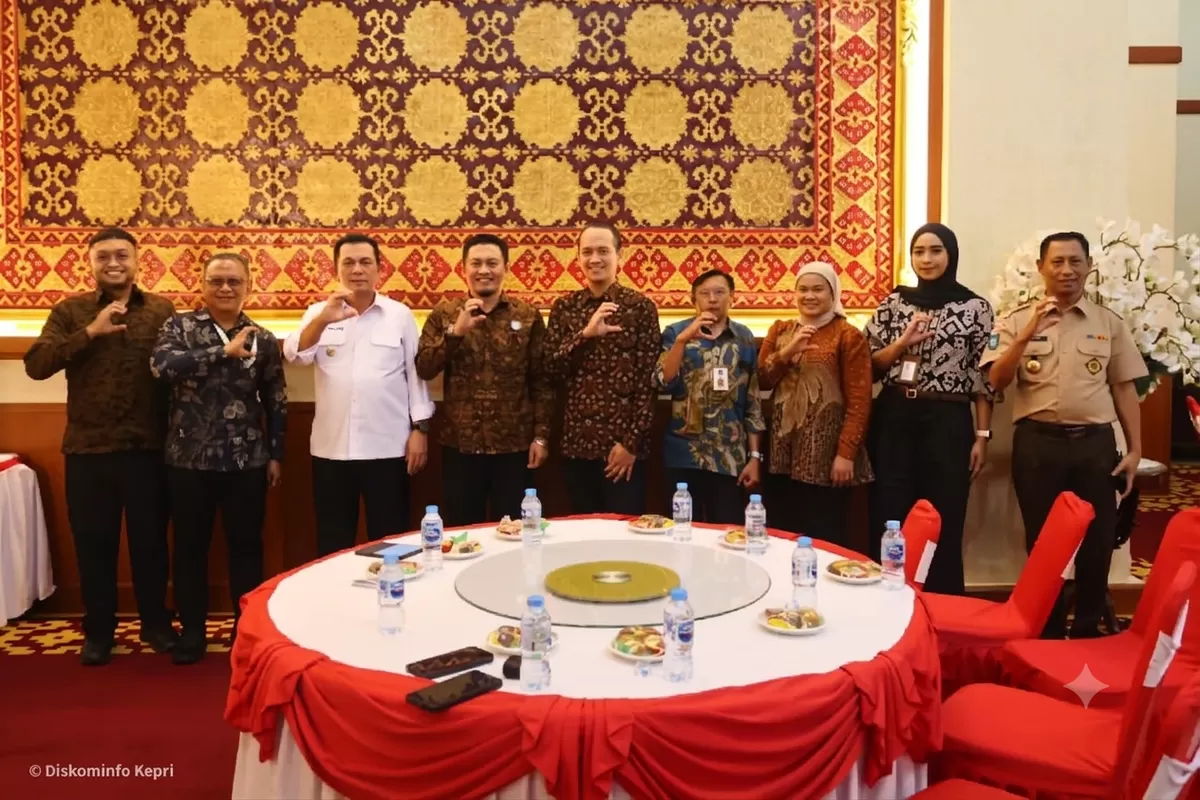 Gubernur Kepri, H. Ansar Ahmad, menerima audiensi jajaran PLN Icon Plus yang dipimpin General Manager Sumatera Bagian Tengah, Pepen Efendi, di Gedung Daerah Provinsi Kepri. (Humas Diskominfo Kepri )