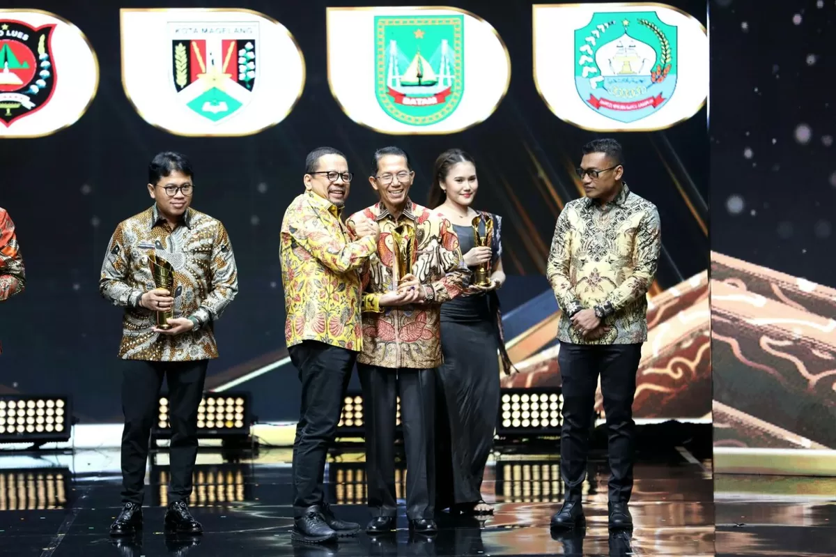 Kepala Badan Komunikasi Pemerintah RI, Muhammad Qodari, menyerahkan penghargaan Pemimpin Daerah Awards 2026 kepada Wali Kota Batam, Amsakar Achmad, di JCH Gedung iNews Tower, Jakarta, Kamis 27 Agustus 2026. (Humas Diskominfo Batam )