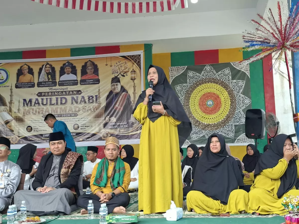 Kepala Sekolah SMPN 12 Batam, Dra Nurmi MPd, saat memberikan sambutan pada peringatan Maulid Nabi Muhammad SAW digelar SMPN 12 Batam.(Foto: M.Kamil)