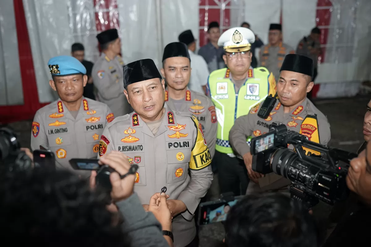 Kepala Kepolisian Daerah Kalimantan Barat Irjen Pol. Dr. Pipit Rismanto, S.I.K., M.H. melaksanakan zoom meeting bersama Kapolri terkait monitoring situasi keamanan dan ketertiban masyarakat (sitkamtibmas) jelang malam pergantian Tahun Baru 2026. (Wilhelmus Triputra)
