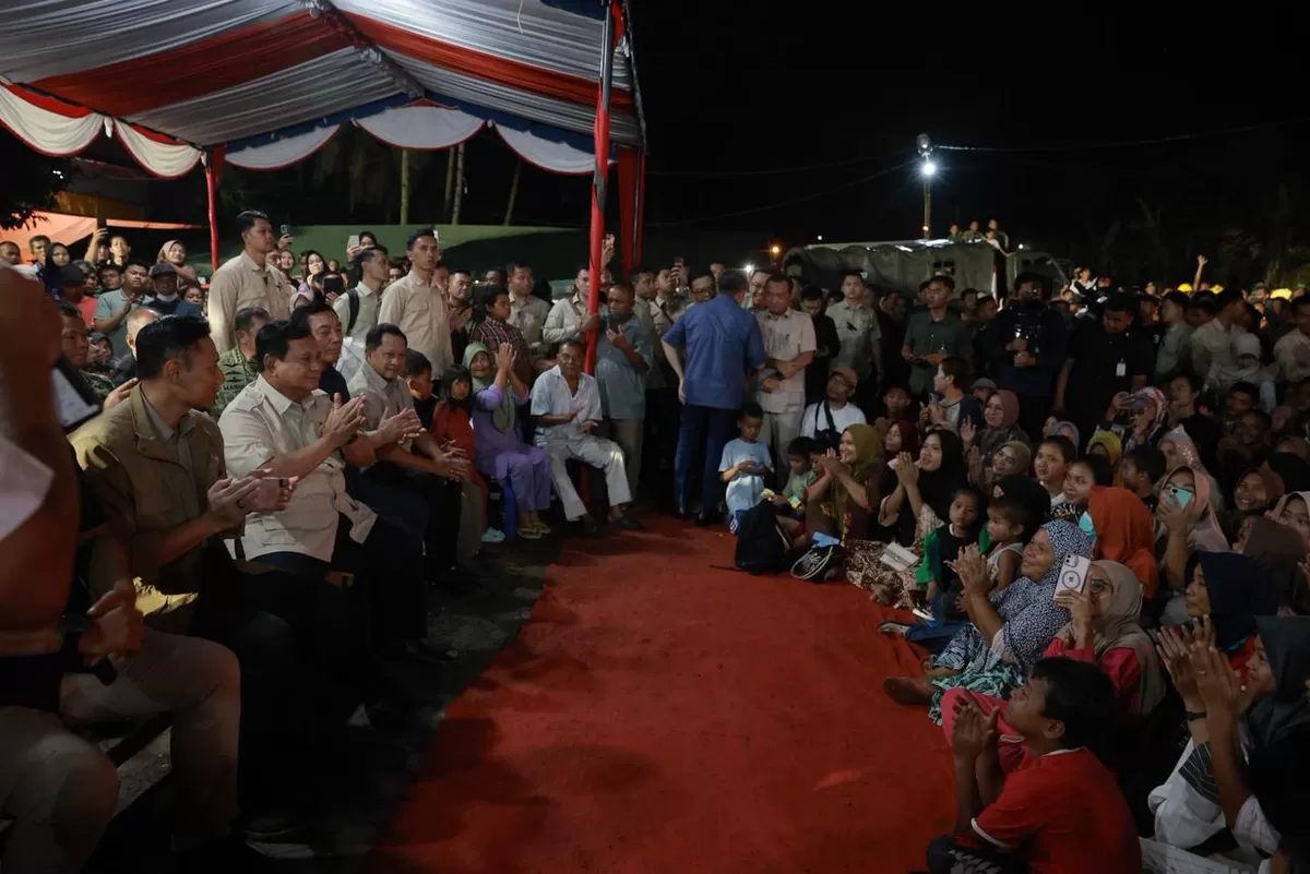 Foto: Presiden Prabowo bersama Pengungsi Tapanuli Selatan dalam menyambut Tahun Baru 2026.  (Dok. Istimewa. )