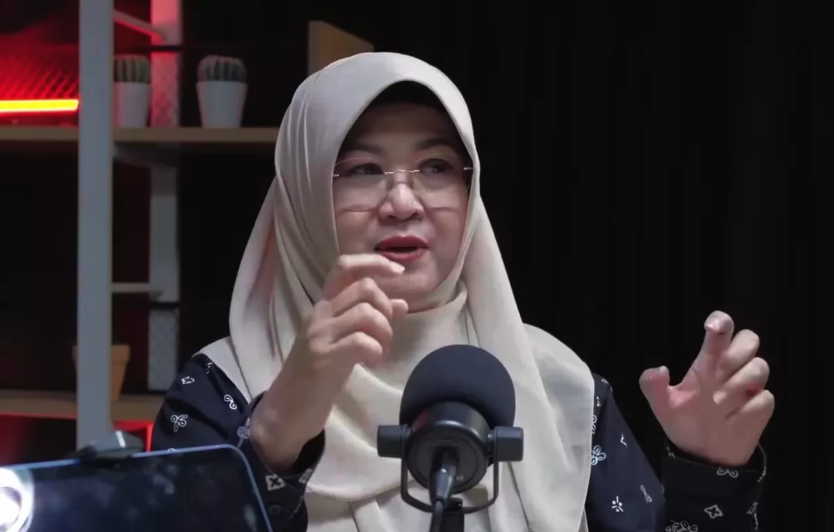 Dokter Tifa sebut ada 6 versi ijazah Jokowi yang diketahui publik. (Dok. YouTube/Bambang Widjojanto)