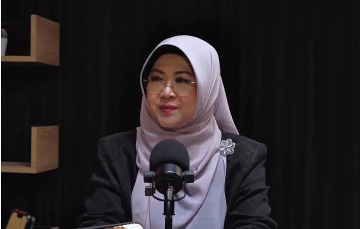 Dokter Tifa ceritakan proses penelitian secara matematika pada ijazah Jokowi. (Dok. YouTube/Bambang Widjojanto)