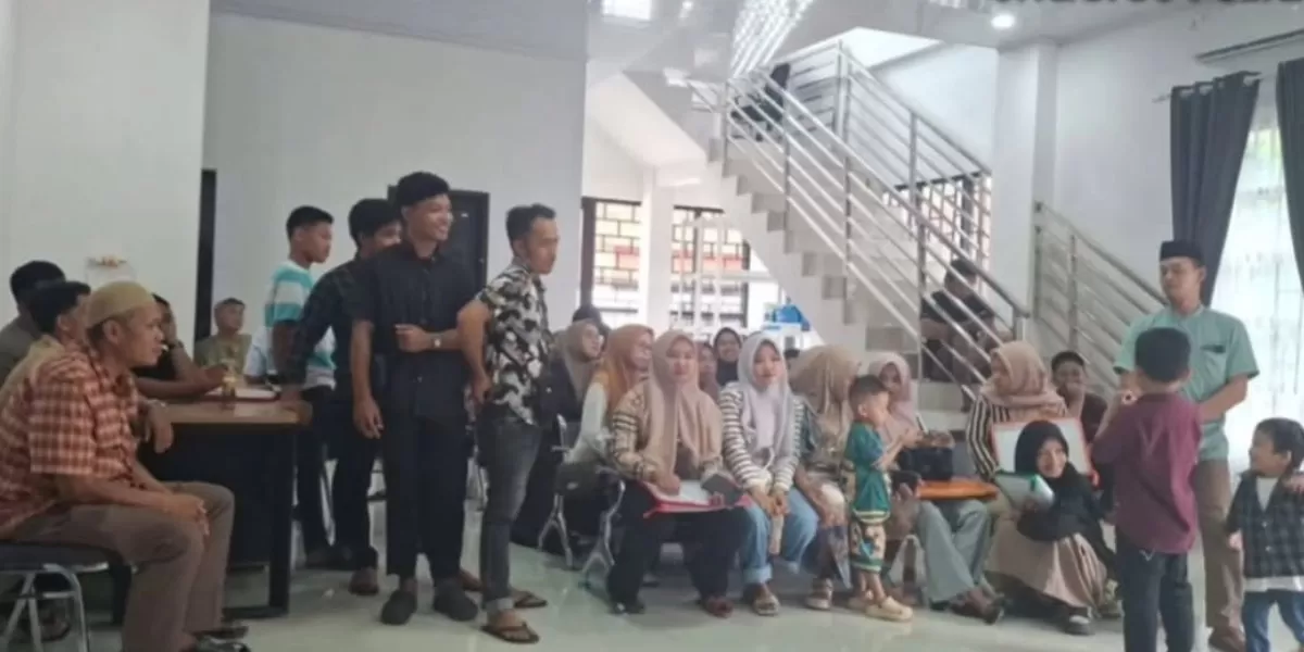 Menyoroti kisah viral pedagang es kelapa muda di Gowa, Sulawesi Selatan yang membawa rombongan kerabat untuk mendaftar haji. (Dok. Instagram.com/@undercover.id)