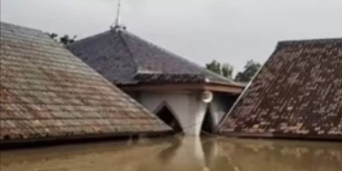 Menyoroti insiden viral rumah panggung yang dibangun Gubernur Jabar, Dedi Mulyadi alias KDM terendam banjir di Telukjambe Barat, Karawang. (Dok. Instagram.com/@karawanginfo_official)