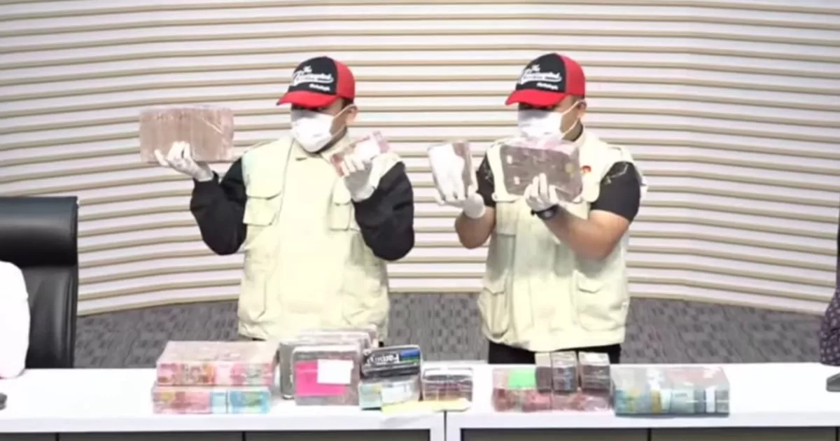 KPK tunjukkan barang bukti uang dalam OTT Bupati Pati Sudewo. (Dok. YouTube/KPK)