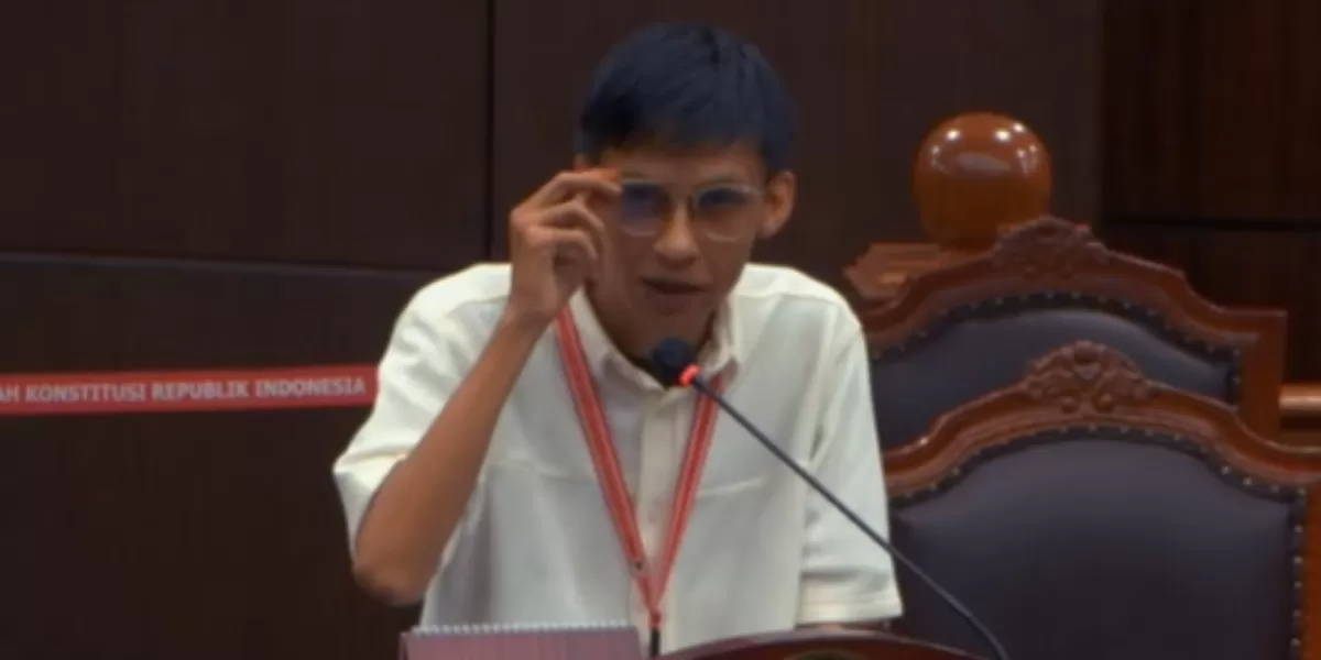 Menyoroti penuturan pemohon uji materi UU Nomor 12 Tahun 1980 di sidang MK, ihwal jaminan hak pensiun seumur hidup bagi pejabat DPR. (Dok. YouTube.com / Mahkamah Konstitusi RI)