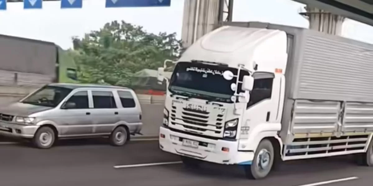 Viral di media sosial truk wingbox mengawal mobil Panther di Tol Japek. (Dok. TikTok / nedy15a)