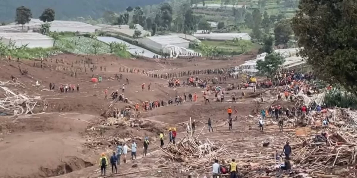 Cerita warga Cisarua, Kabupaten Bandung Barat saat tanah longsor menghantam rumah. (Dok. Instagram/gumihooo15)