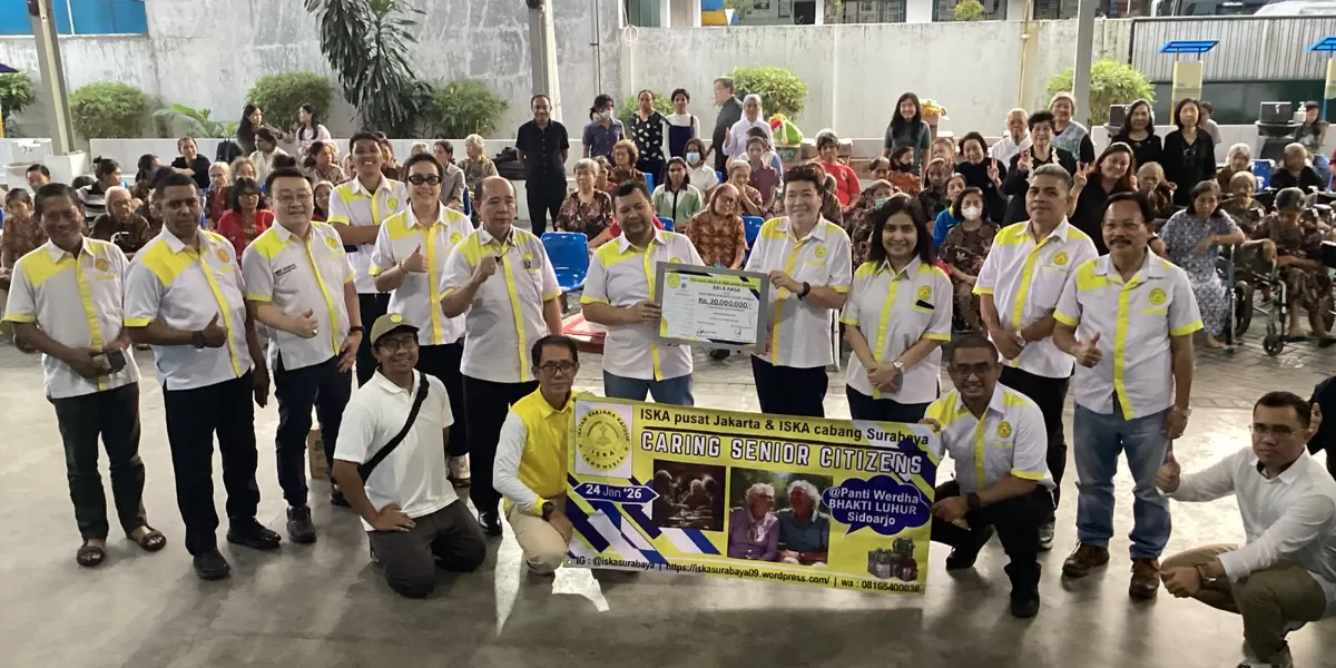 Rombongan PP ISKA bersama DPC ISKA Surabaya berfoto bersama dalam rangkaian kegiatan bakti sosial menyambut Natal dan Tahun Baru 2026 di Surabaya. (Pontianak Globe/Dok. ISKA)