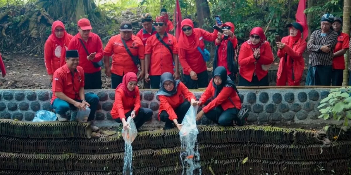 Kegiatan sedekah alam untuk peringatan ulang tahun PDIP ke-53 dan Megawati ke-79 oleh DPC PDIP Banyuwangi. (Dok. DPC PDIP Banyuwangi)