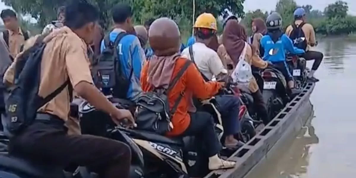 Kondisi memprihatinkan akses penyeberangan di Desa Kali Pasir, Way Bungur, Lampung Timur yang viral. (Dok. TikTok/president_angler_liar)