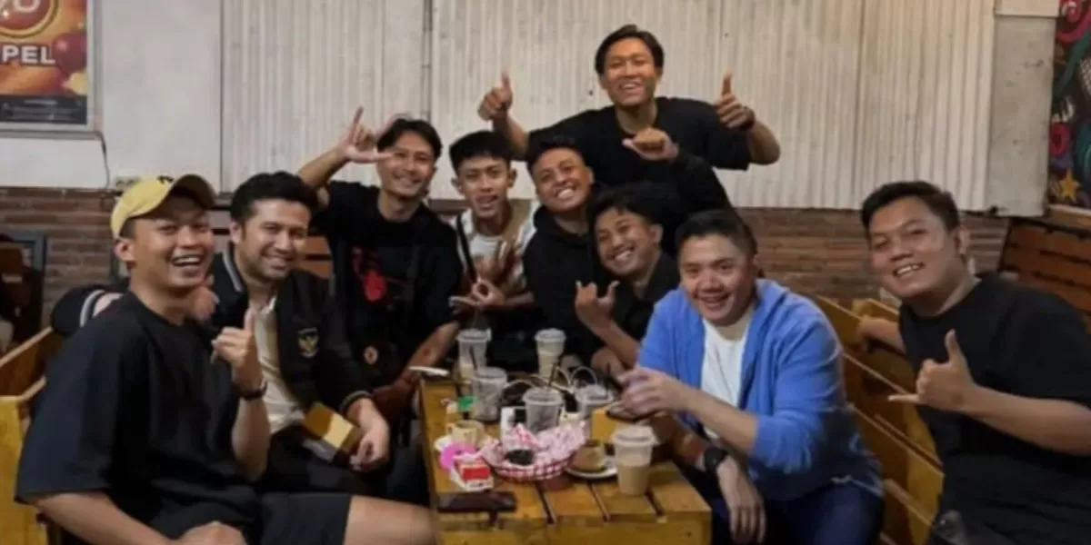 Sekretaris Kabinet (Seskab), Teddy Indra Wijaya nonton bareng warga di Malang terkait laga final Timnas Futsal Indonesia di ajang AFC Futsal 2026. (Dok. Ist)