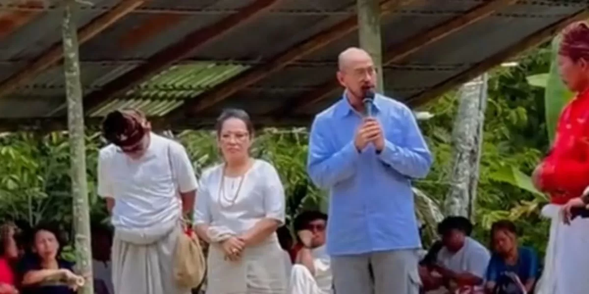 Momen Pandji Pragiwaksono saat menjalani peradilan adat Toraja karena materi candaannya di tahun 2013. (Dok. TikTok/remallintong)