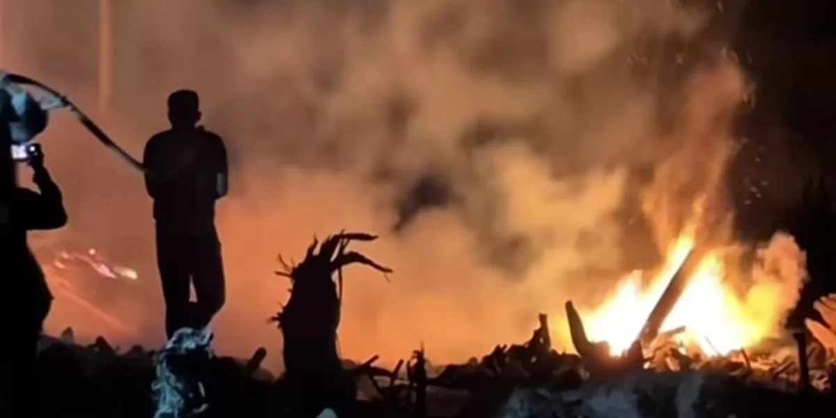 Kebakaran di tumpukan kayu gelondongan di Geudumbak, Aceh Utara. (Dok. Instagram/abdulhakimtop)