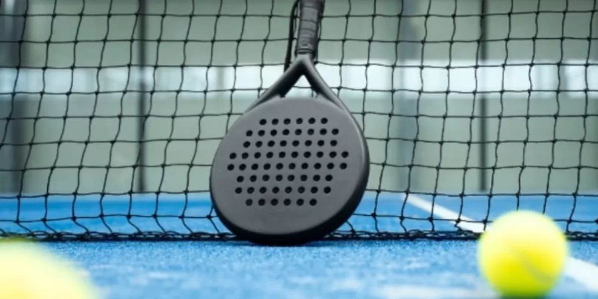 Foto ilustrasi olahraga padel yang kini tengah populer hingga memicu keluhan kebisingan dari lapangan di tengah permukiman warga. (Sumber: Freepik)