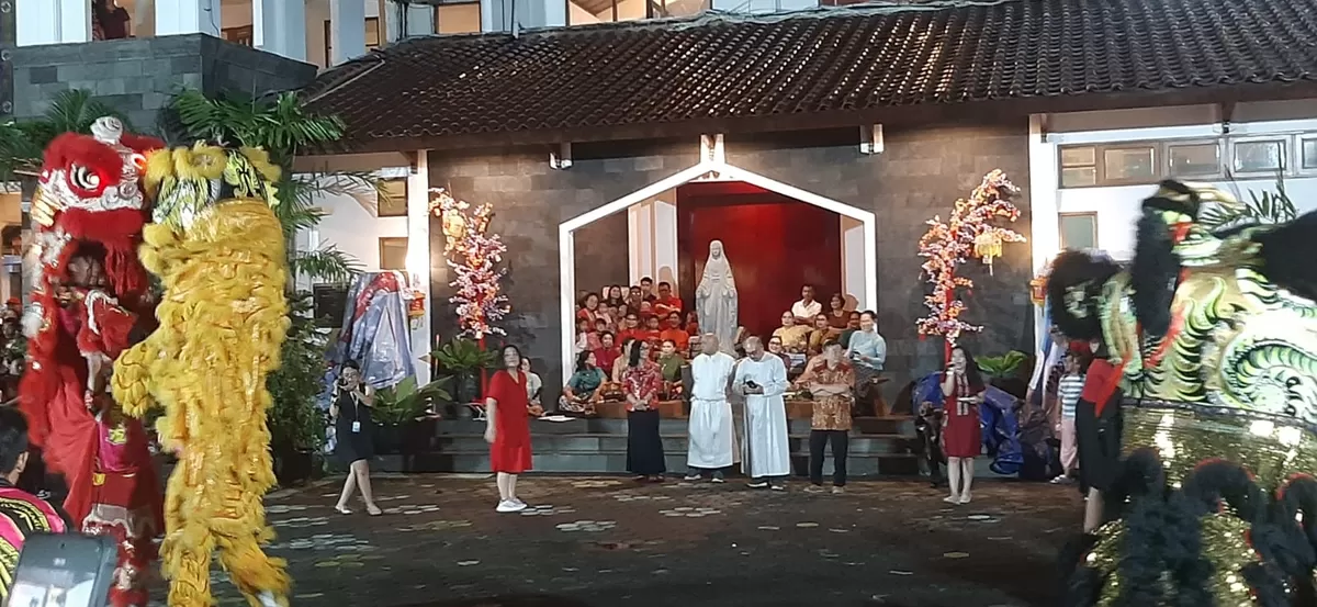 Atraksi barongsai memeriahkan perayaan Imlek Tahun Kuda Api 2026 di halaman Gereja HSPMTB Kumetiran. (Dok. Pontianak Post)
