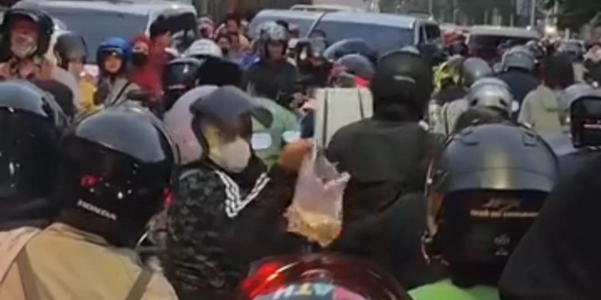 Pengendara motor saling berbagi makanan di waktu buka puasa saat terjebak macet. (Dok. Threads/prajnaparamithaa)