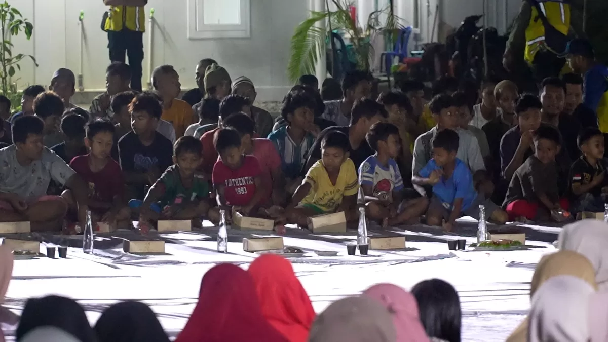 Momen warga sahur bersama di Huntara Aceh Tamiang. (Dok. Ist)
