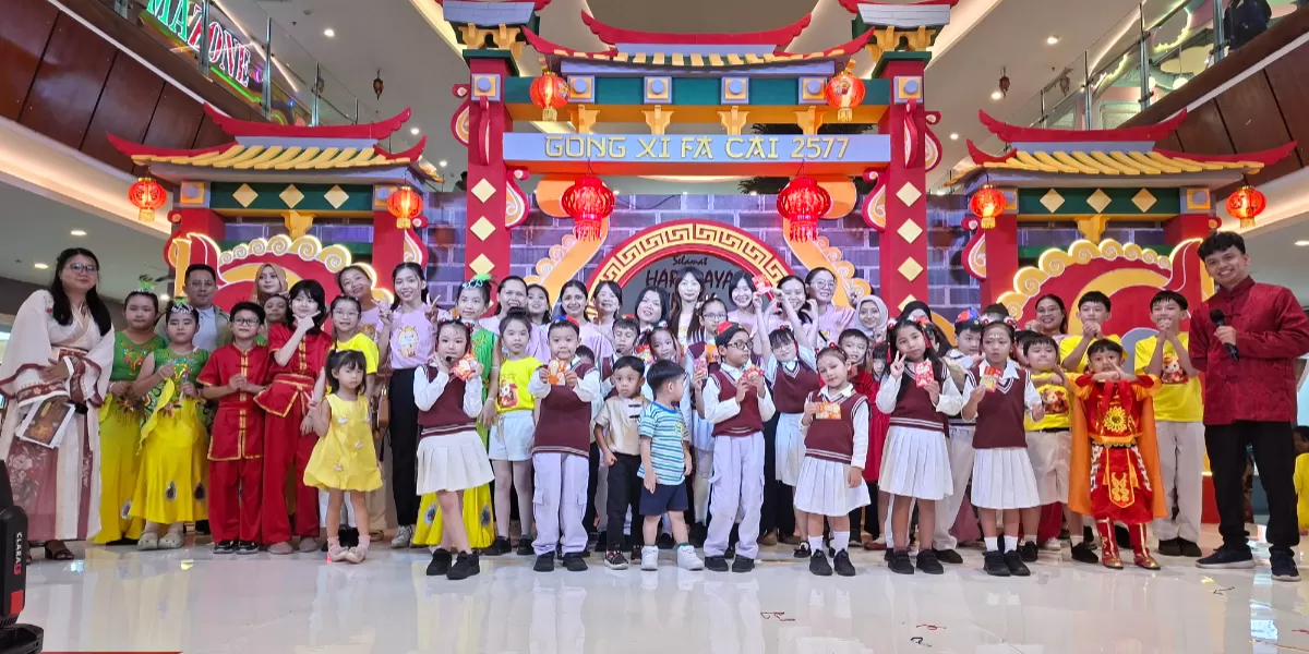 Melalui panggung seni dan budaya, siswa Cahaya Mentari belajar tampil percaya diri di hadapan publik. (Pontianak Globe/Steve Vantax)
