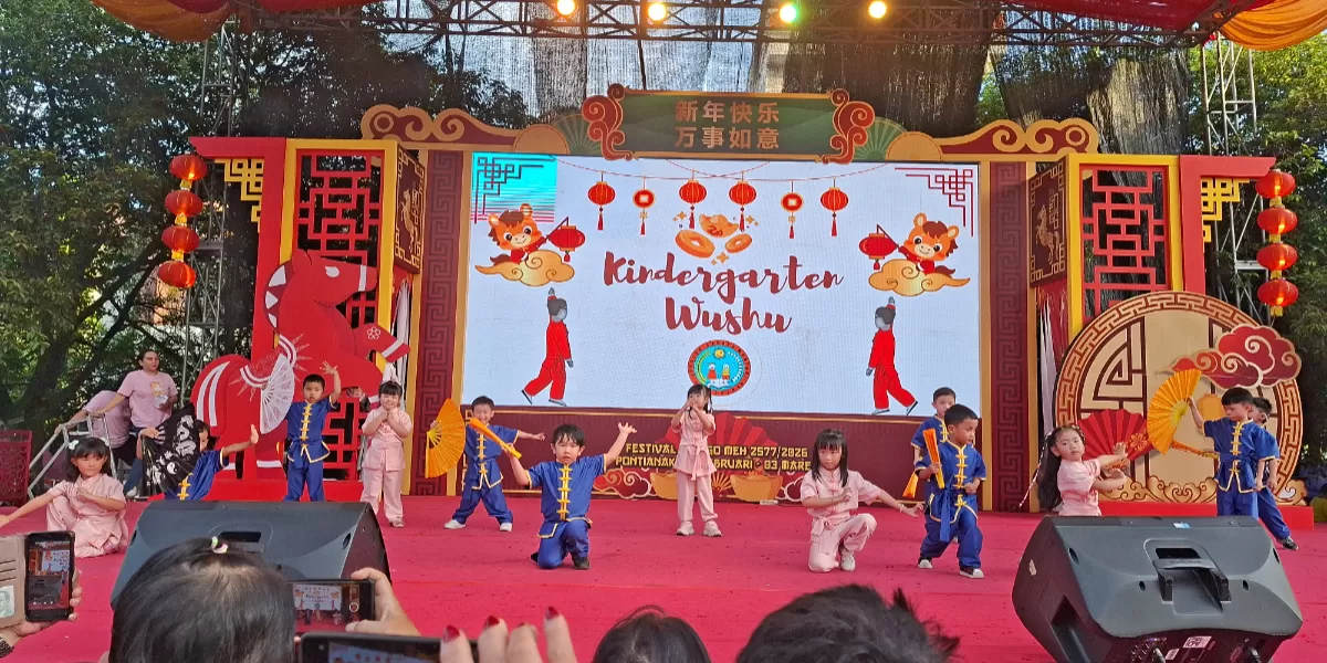 Dengan kostum cerah dan gerakan kompak, murid TK-SD Cahaya Mentari (Sunshine) meramaikan panggung perayaan Cap Go Meh 2026 di Diponegoro. (Pontianak Globe/Steve Vantax)