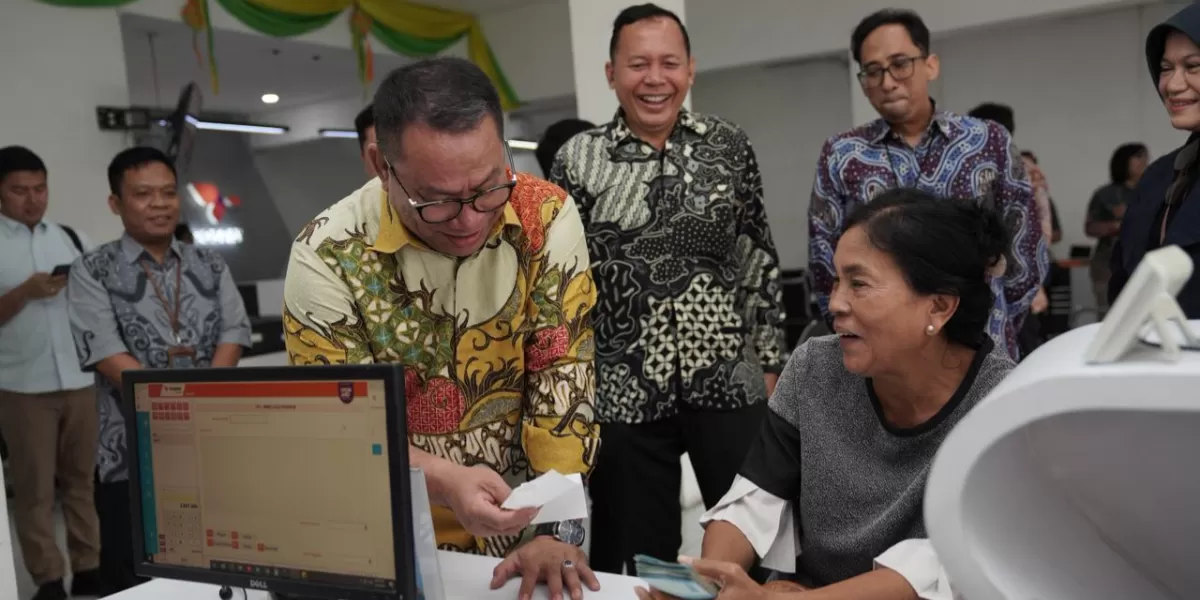 Komisaris Utama TASPEN Fary Djemy Francis meninjau langsung proses penyaluran THR pensiun 2026 di Kantor Pos Medan guna memastikan layanan berjalan optimal dan tepat sasaran. (Pontianak Globe/Dok. Taspen )