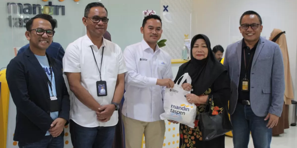 Komisaris Independen TASPEN Ariawan meninjau langsung penyaluran THR pensiunan di sejumlah mitra bayar di Makassar guna memastikan layanan berjalan lancar. (Pontianak Globe/Dok. Taspen)