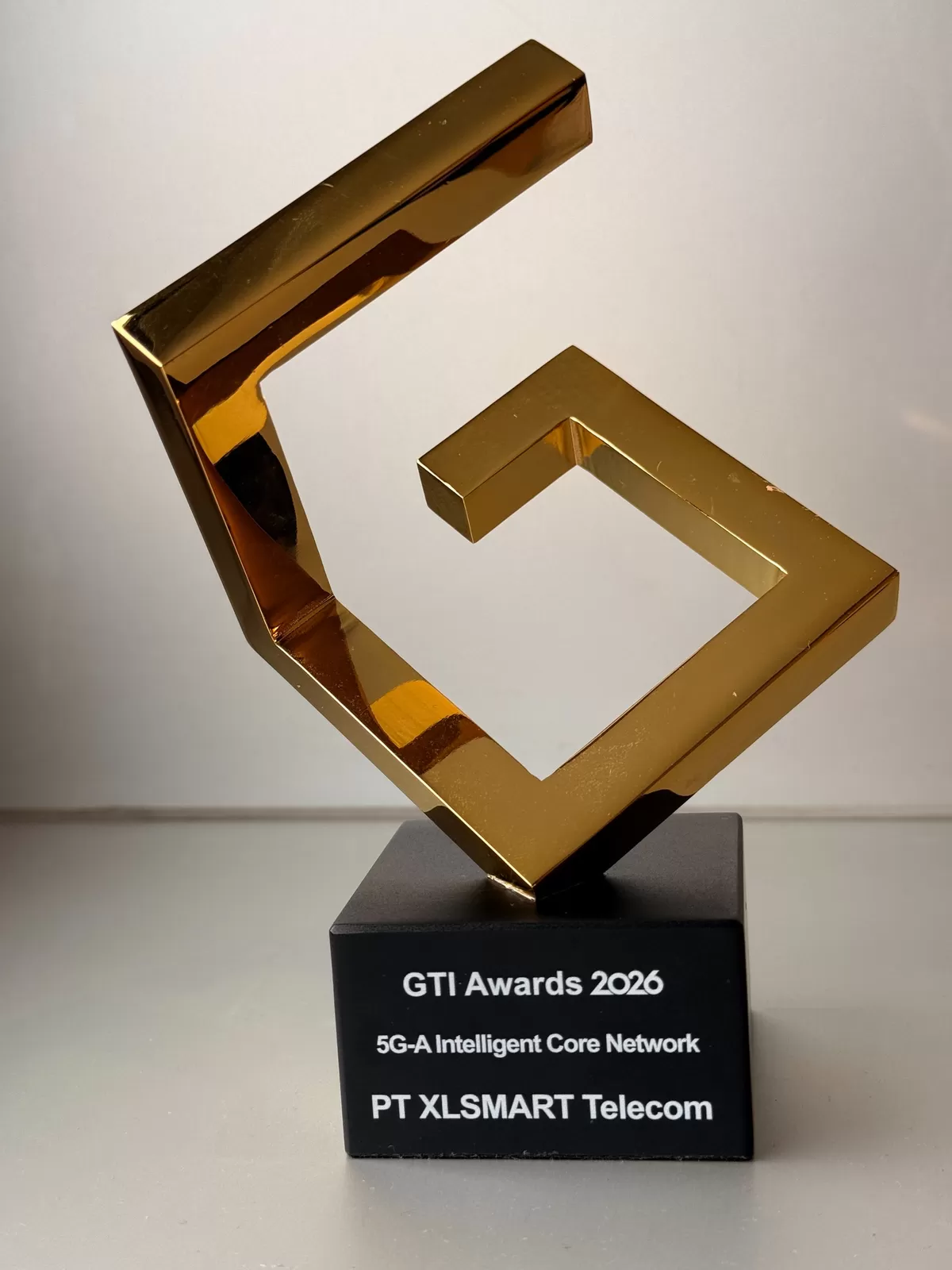 PT XLSMART Telecom Sejahtera Tbk (XLSMART) menerima dua penghargaan internasional dalam rangkaian acara Mobile World Congress (MWC) 2026 di Barcelona, Spanyol. (Wilhelmus Triputra)