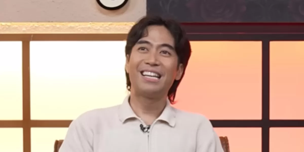 Mengintip penuturan almarhum Vidi Aldiano yang kembali viral tentang perjalanan spiritualnya hingga membuat dirinya senantiasa bersyukur. (Dok. YouTube.com/DeddyCorbuzier)