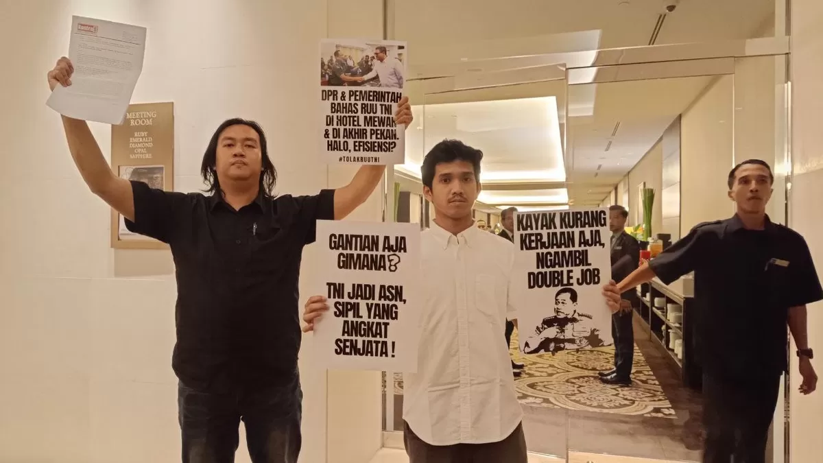 Koalisi Masyarakat Sipil Sektor Reformasi Keamanan berunjuk rasa di tengah-tengah rapat pembahasan daftar Inventarisasi masalah (DIM) revisi Undang-undang TNI di Hotel Fairmont, Jakarta, Sabtu (15/3/2025). (Dok. Istimewa )
