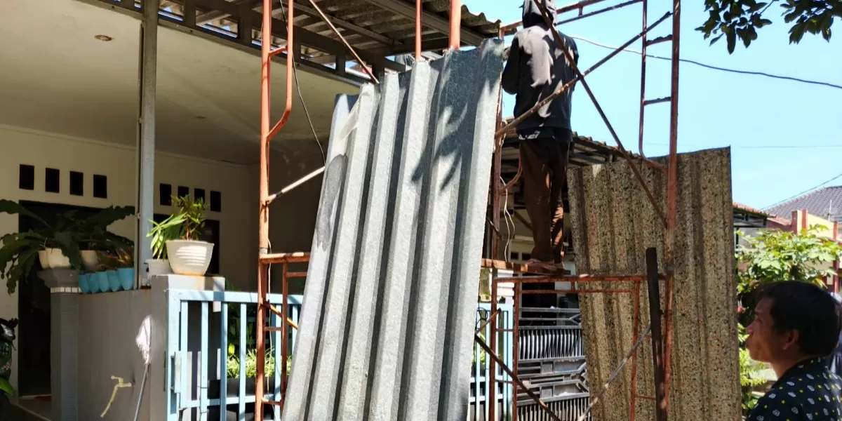Penggantian atap dalam pelaksanaan program &lsquo;Ganti Atap Rumah Wartawan&rsquo; di salah satu rumah wartawan anggota Promedia Group di Citayam, Bogor. (Dok. Promedia)