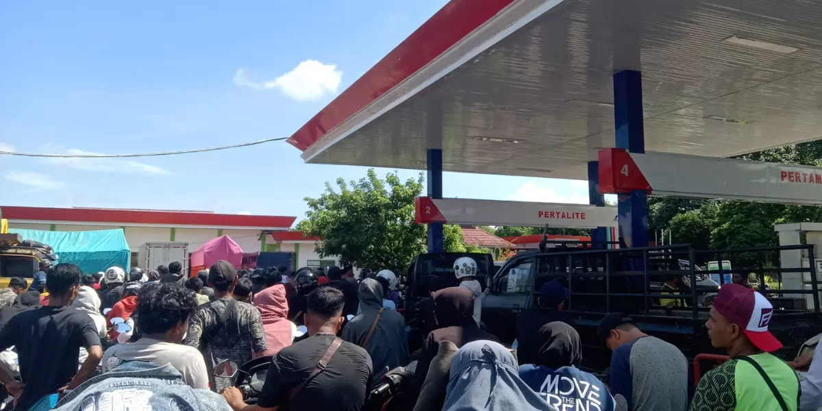 Foto: Ratusan Warga memadati salah satu SPBU Sungai Ambawang untuk antri BBM akibat Panic Buying. (Dok. Judirho )