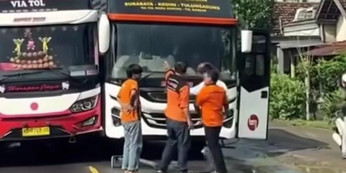 Kru bus Harapan Jaya dan Bagong berselisih di tengah jalan di Kediri. (Dok. Instagram/eksistulungagung)