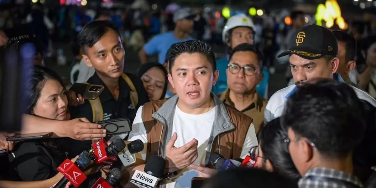 Seskab Teddy Indra Wijaya saat menghadiri bazar rakyat di Monas. (Dok. Instagram/sekretariat.kabinet)