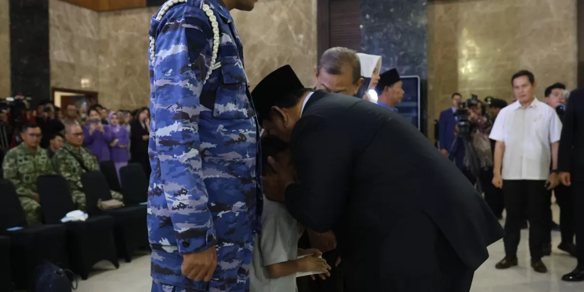 Presiden Prabowo memeluk salah satu anak dari Prajurit yang gugur di Lebanon.  (Dok. Istimewa )