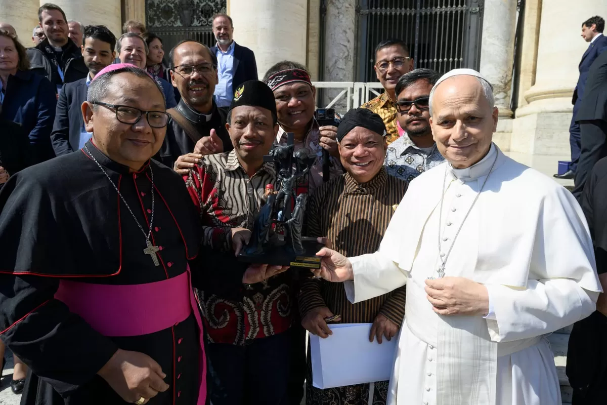 Paus Leo XIV menerima patung Yusuf Arimatea dalam audiensi di Lapangan St Petrus, Vatikan, Rabu (25/03/2026).  (Pontianak Globe/Dok. Putut Prabantoro)