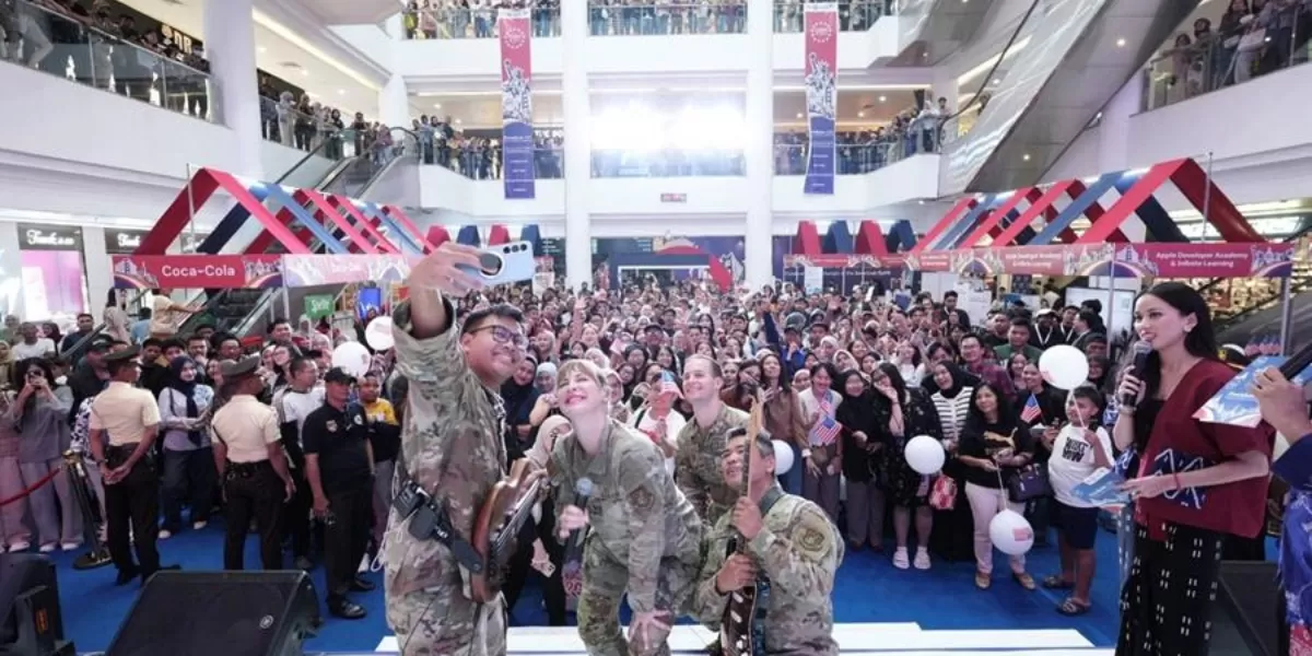 Band Angkatan Udara Pasifik Amerika Serikat (PACAF) tampil di Mega Mall Batam Centre. (cinee.id)