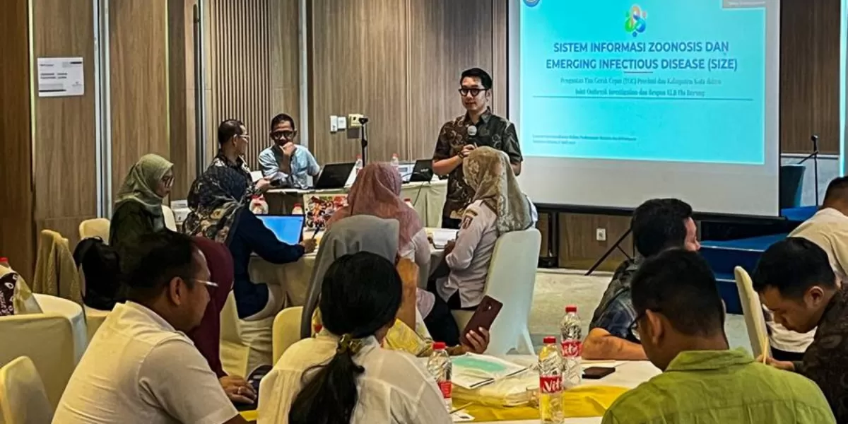 Latihan simulasi flu burung di Sumatera Selatan memperkuat kesiapsiagaan lintas sektor dalam mendeteksi dan merespons ancaman penyakit menular secara cepat dan efektif. (Pontianak Globe/ U.S. Consulate Medan)