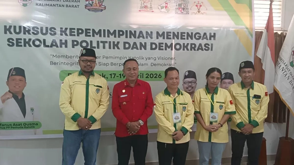 (Dari kiri) Ketua Pemuda Katolik Komda Kalbar, Hubertus Vincentius Wake, Wakil Gubernur Kalbar, Krisantus Kurniawan, bersama perwakilan peserta Kursus Kepemimpinan Menengah, saat mengabadikan momen pada acara pembukaan, Jumat 17 April 2026.  (Wilhelmus Triputra)