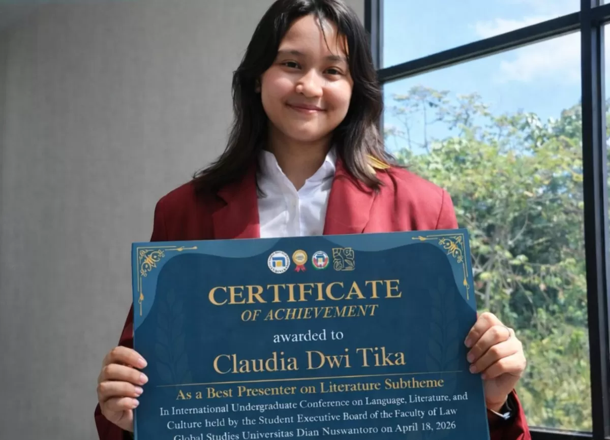 diberikan kepada Claudia Dwi Tika  Sebagai Pemakalah Terbaik pada Subtema Sastra (San Agustin)