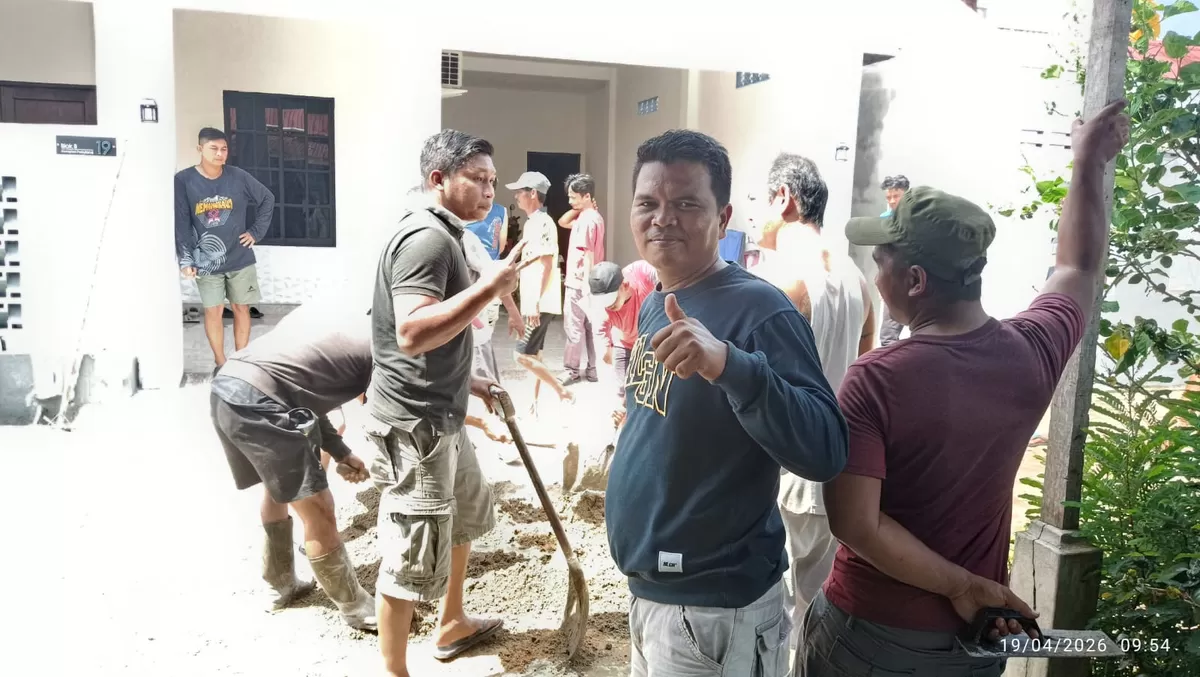 Jainal Abidin bersama warga kompleks Febyland Blok A dan B (Kompleks Febyland)