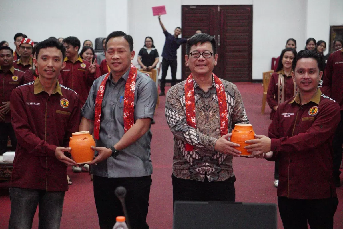 "Ketua PDKL, Trio (kanan) menyerahkan cendramata berupa tempayan kepada staf kedeputian 1 KSP, Christopher Nugroho (kanan tengah) dan sekretaris PDKL, Brian (Kiri) menyerahkan kepada anggota DPD RI, Daud Yordan (kiri tengah)